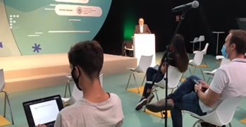 Explicando a emprendedores cómo se desarrolla un producto que incumple la legislación.
